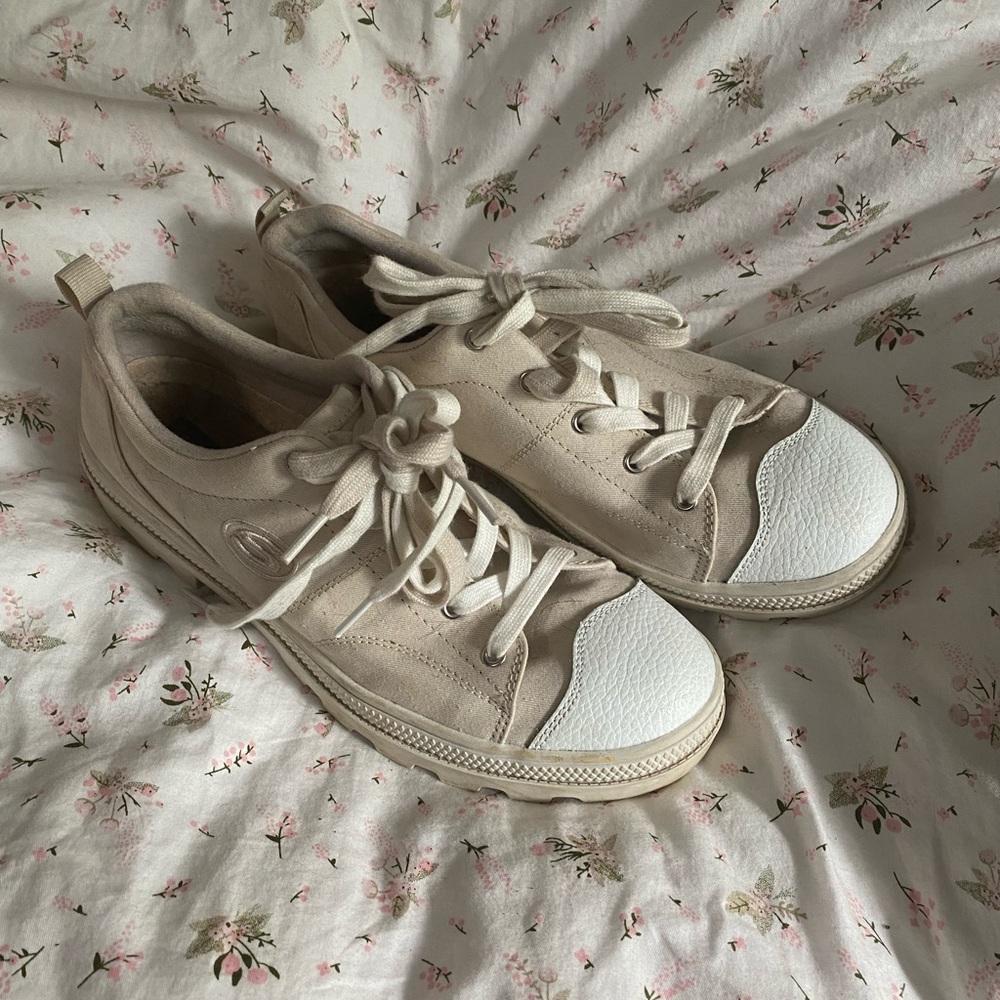 Lightly worn beige sketchers